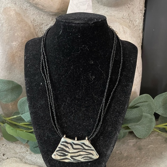 Zebra print bead necklace - Picture 3 of 3